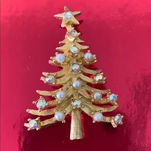 # 560 Vintage MYLU Brooch